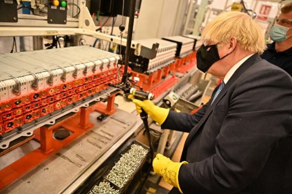 El primer ministro británico, Boris Johnson, inspecciona la fábrica de baterías que empezará su producción en el Reino Unido.
