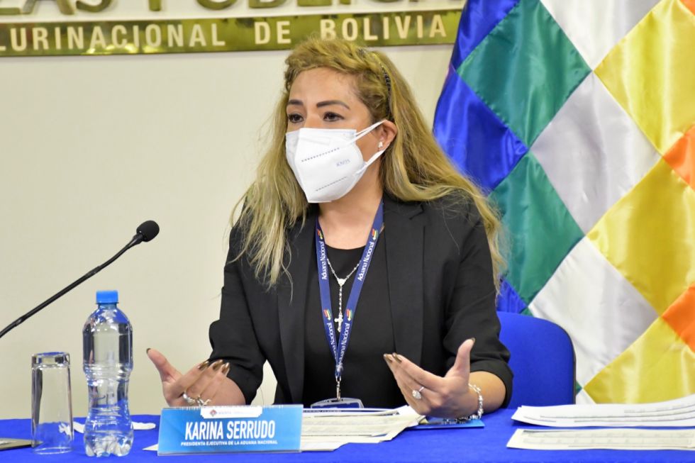 La presidenta de la Aduana, Karina Serrudo, en la conferencia de prensa que ofreció este lunes.