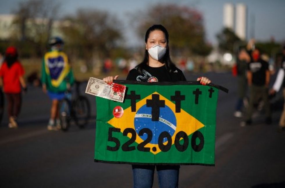 El presidente brasileño es cuestionado en su país por una mala gestión de la pandemia que dejó centenares de miles de muertos.