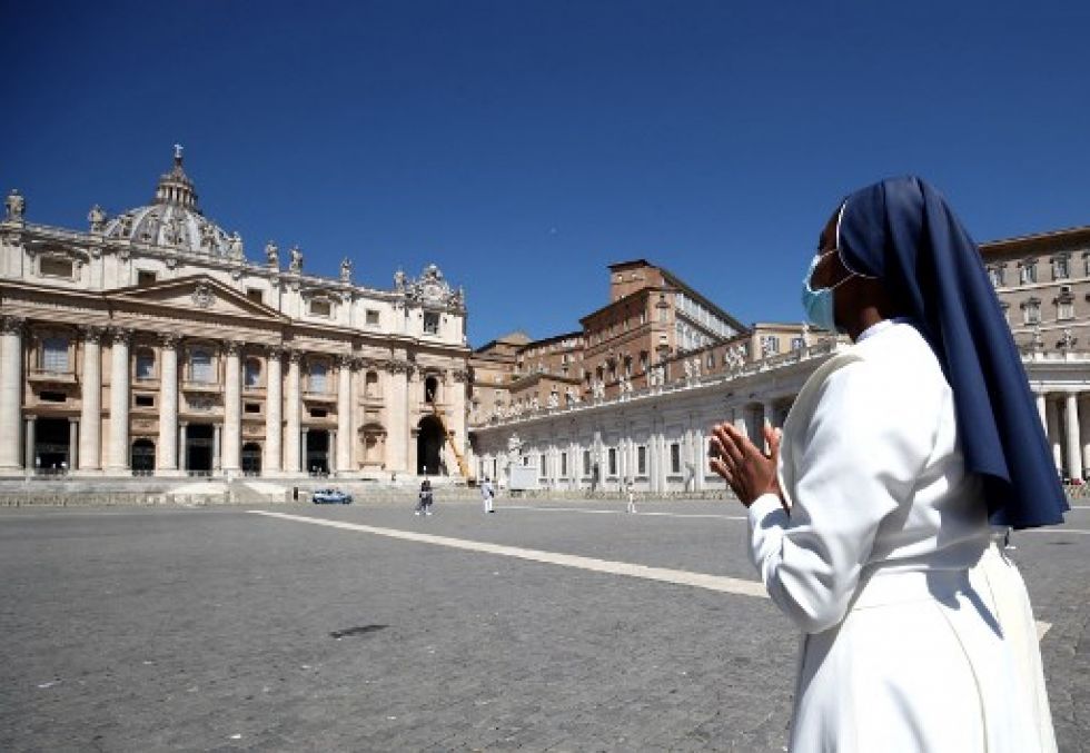 Una monja reza en la plaza San Pedro del Vaticano, mientras el Papa Francisco se encuentra todavía en el hospital luego de una cirugía.