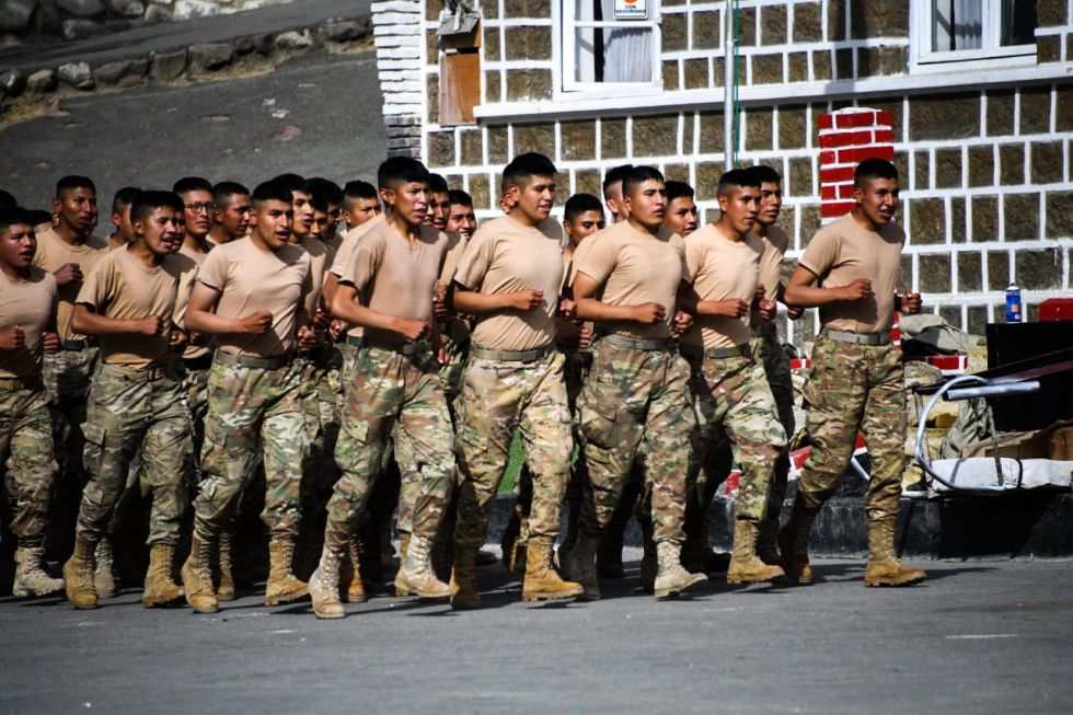 Un grupo de conscriptos, en pleno ejercicio militar.