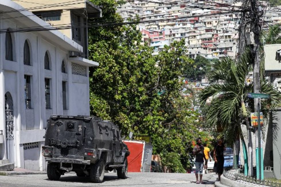 Miembros de los cuerpos de seguridad haitianos patrullan en las zonas cercanas a la residencia presidencial en Puerto Príncipe.