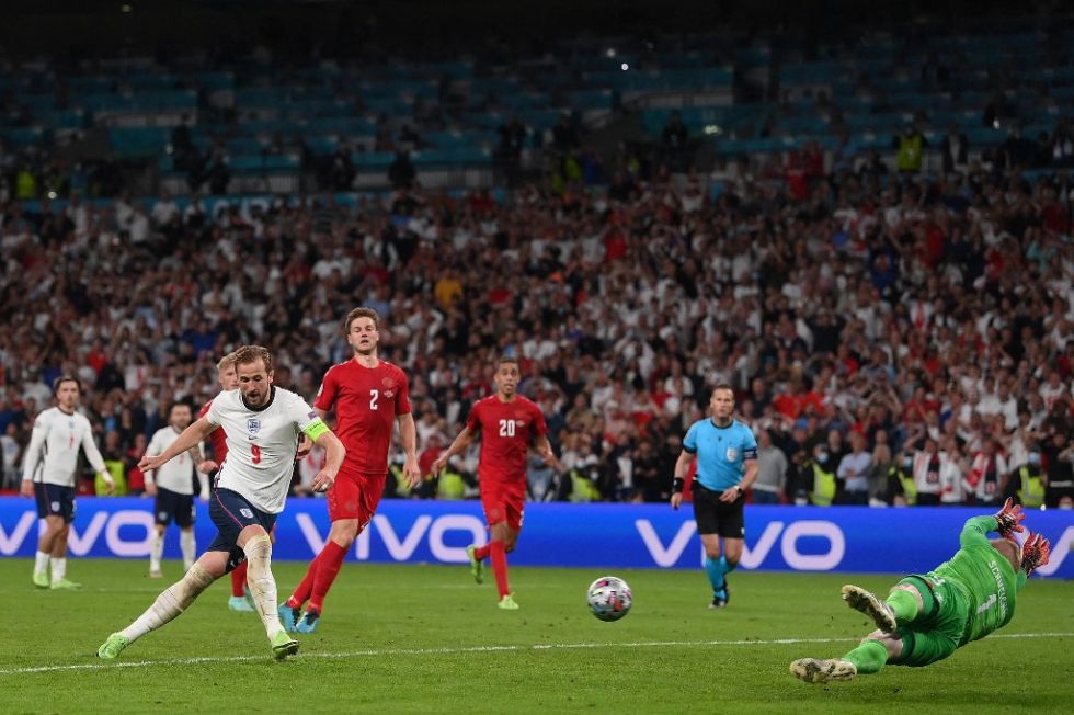 Kane marca de penal ante Dinamarca en la semifinal de la Eurocopa 2020.