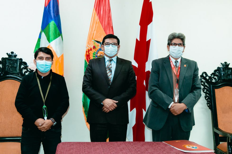 Damián Condori, Enrique Leaño y Sergio Padilla, autoridades de la Gobernación, Alcaldía y Universidad.