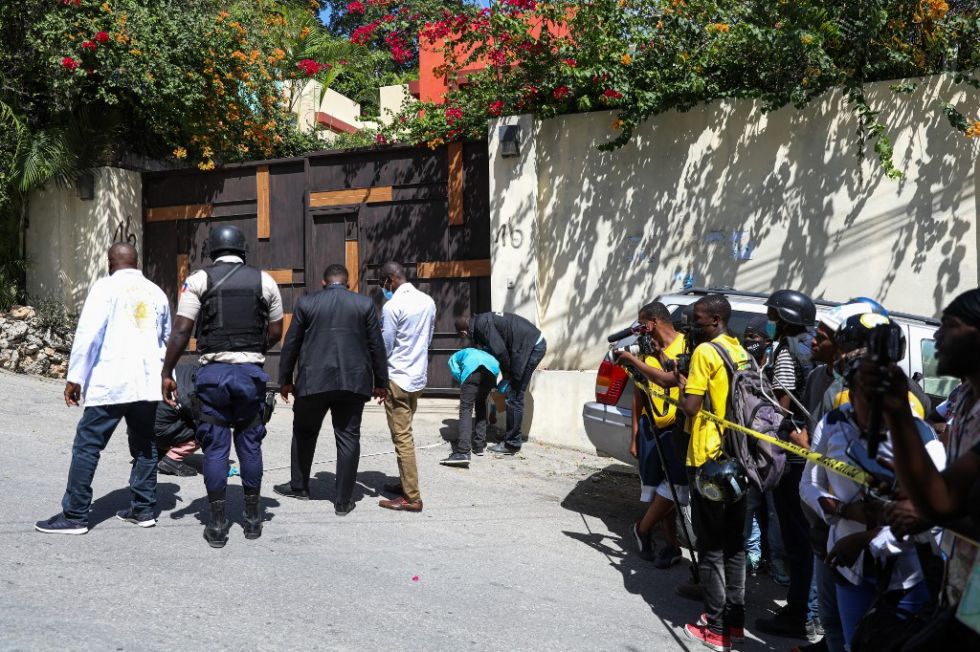 Un grupo de investigadores, en las afueras de la residencia presidencial de Haití.