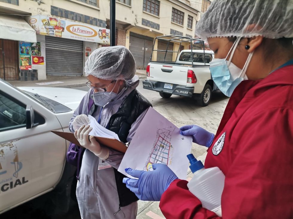 Unos trabajadores sanitarios, en un rastrillaje de casos de covid-19 en Sucre.