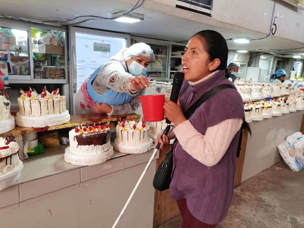 Lidia Colque deleita con su voz a las caseritas y usuarios de los mercados de Sucre.
