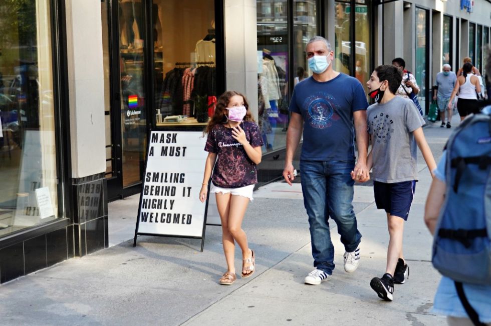 A pesar de las altas tasas de vacunación, la propagación del virus continuará siendo una amenaza para la salud, según la OMS.