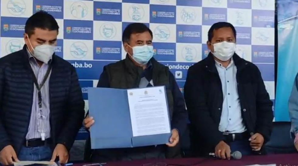 El gobernador de Cochabamba, Humberto Sánchez, durante su conferencia de prensa, este jueves.