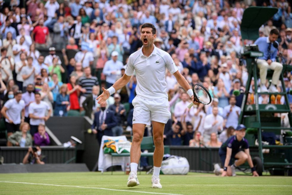 Novak Djokovic celebra su victoria ante el canadiense Denis Shapovalov en las semifinales de Wimbledon.
