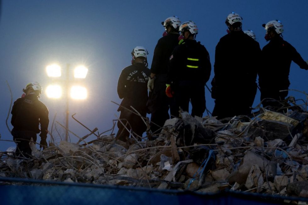Los equipos de rescate en el Champlain Towers South, que se derrumbó hace un par de semanas.