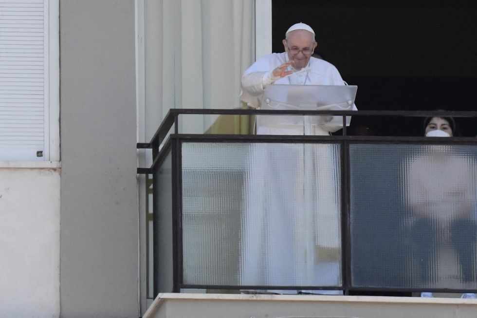 El Papa Francisco dirige la oración del Ángelus del domingo desde el Hospital Gemelli, en Roma.