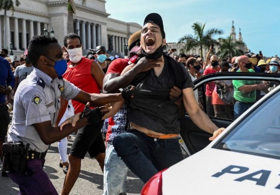 Un hombre es arrestado durante las protestas sociales del domingo en contra del gobierno de Cuba.