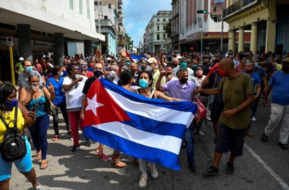 Miles de personas salieron a las calles el domingo en distintas ciudades cubanas para protestar por las carestías económicas y exigir más libertades políticas.