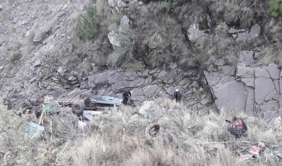 Así quedó el bus que hacía el trayecto Potolo-Sucre y se embarrancó la mañana de este lunes.