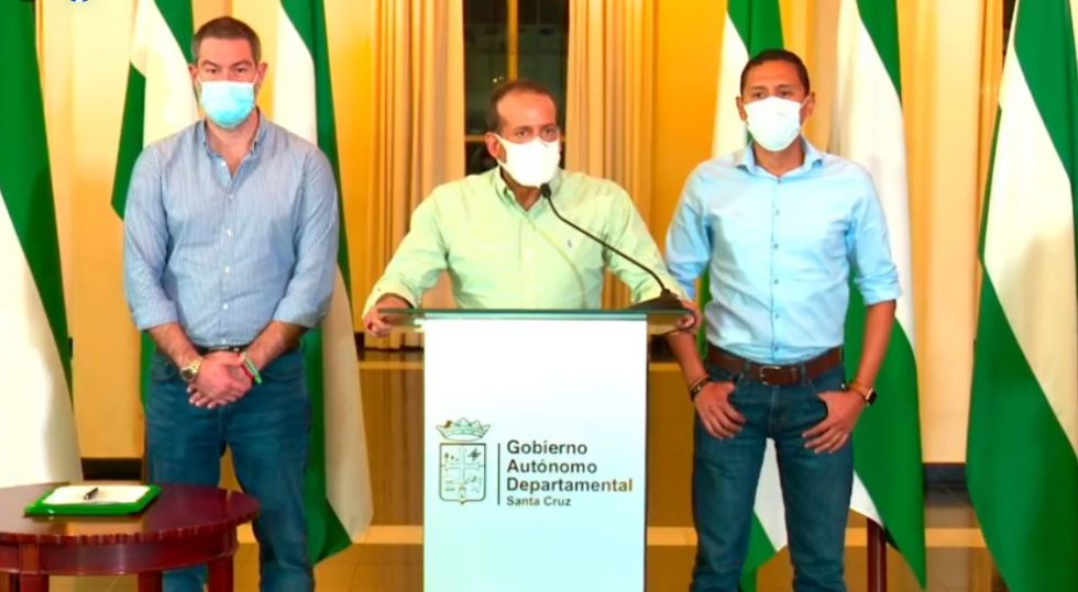 El gobernador de Santa Cruz, Luis Fernando Camacho, anuncia la noticia en una conferencia de prensa.