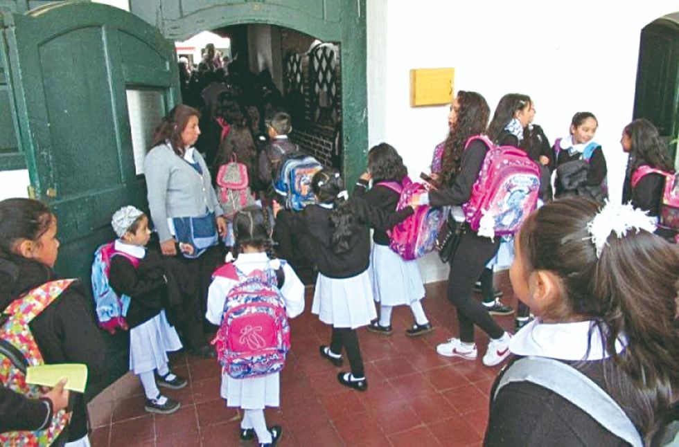 El retorno a clases presenciales está condicionado a la cantidad de vacunados.