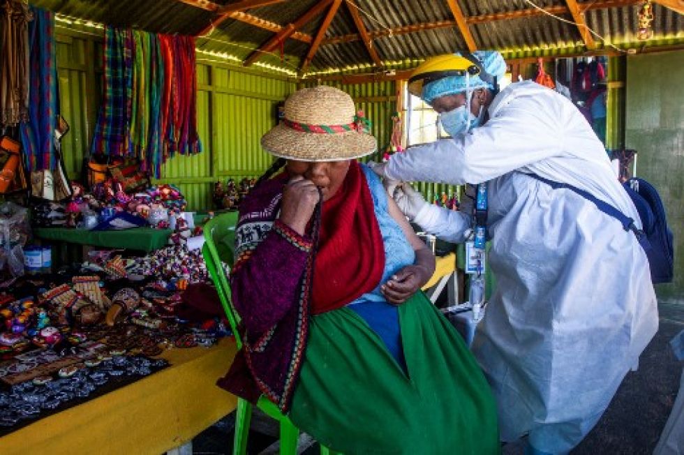 Un personero sanitario durante una campaña de vacunación masiva en Puno, Perú.