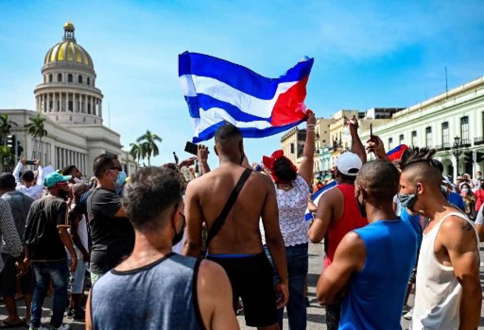 Ciudadanos cubanos se congregan frente al Capitolio de La Habana para exigir cambios en la política del gobierno socialista durante las protestas del domingo.