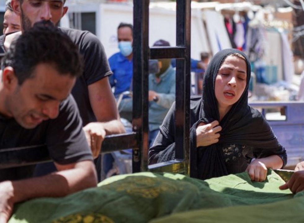 Familiares de las víctimas del incendio en un hospital del sur de Irak lloran durante el entierro de sus seres queridos.