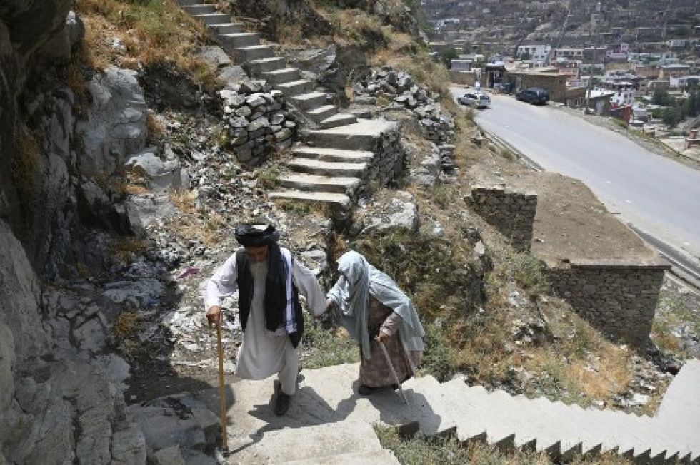 Residentes de Kabul transitan por una vía pública en medio del inminente asedio de la ciudad por parte de combatientes talibanes.