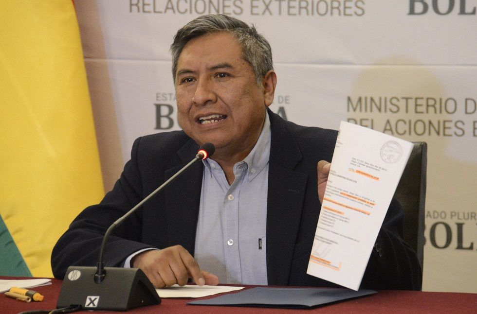 El canciller Rogelio Mayta presentó una carta que preseuntamente firmó el general Gonzalo Terceros.