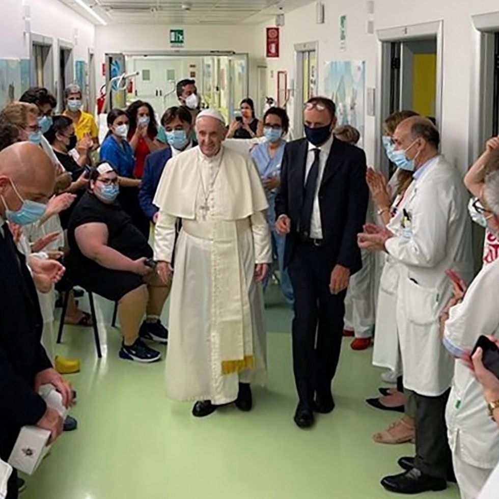 El papa Francisco, ayer, en Oncología Pediátrica del Policlínico Agostino Gemelli en Roma, donde se encontraba hospitalizado.