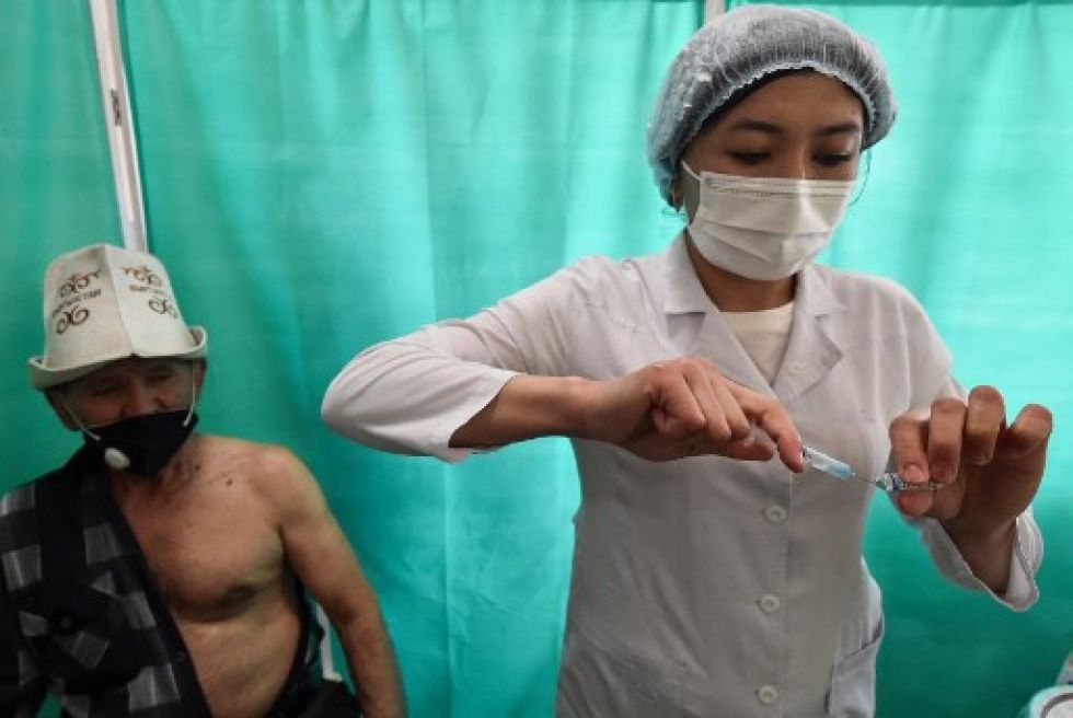 La inmunización masiva de la población es un requisito para frenar la pandemia del coronavirus, según explican los expertos.