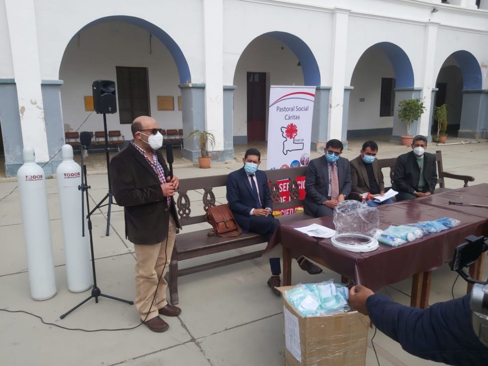 La entrega de los equipos para el tratamiento contra el covid-19 en el Seminario San Cristóbal.