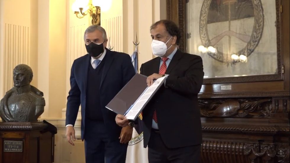 El gobernador de Jujuy, Gerardo Morales y Normando Álvarez, durante la condecoración en la Casa de Gobierno.