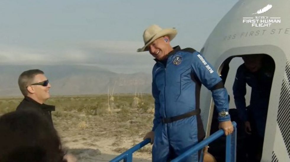 Jeff Bezos desciende de la cápsula Blue Origin después de realizar un vuelo a la frontera espacial esta mañana.
