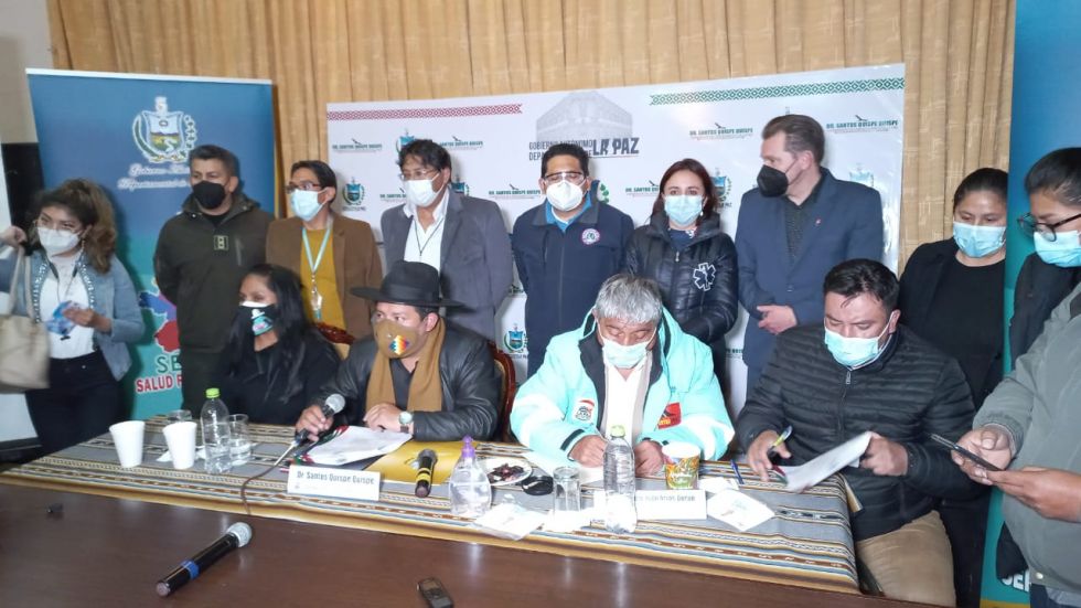 Autoridades en el Comité de Operaciones de Emergencia Departamental de La Paz.