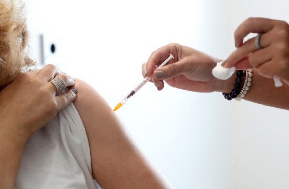 Los gobiernos buscan acelerar los procesos de vacunación como una forma de prevenir la aparición de nuevas variantes del virus.