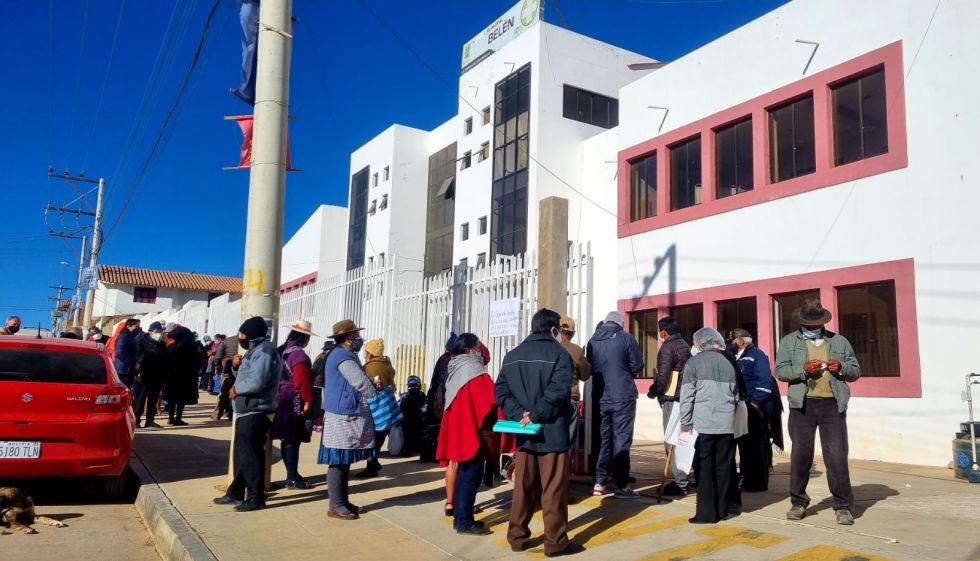 Decenas de personas llegaron a los centros de vacunación reclamando las segundas dosis.