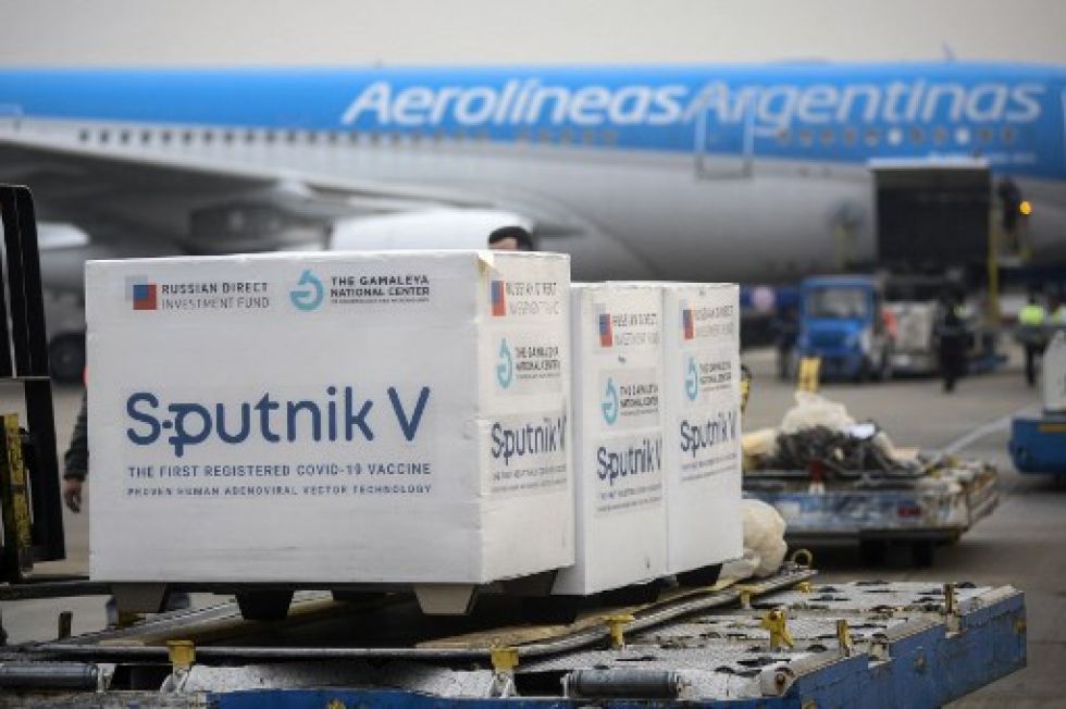 Contenedores con parte del envío de 550 mil segundos componentes Sputnik V a Argentina, el 12 de julio.