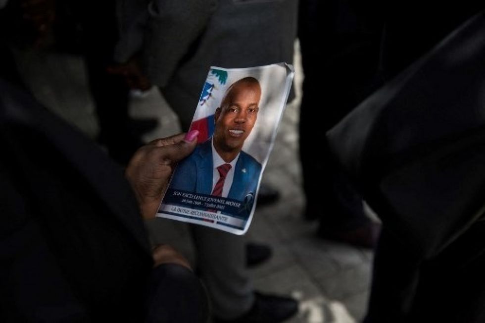Un invitado sostiene una foto del fallecido presidente haitiano Jovenel Moise, durante una ceremonia en el Museo Nacional del Panteón en Puerto Príncipe, el 20 de julio .