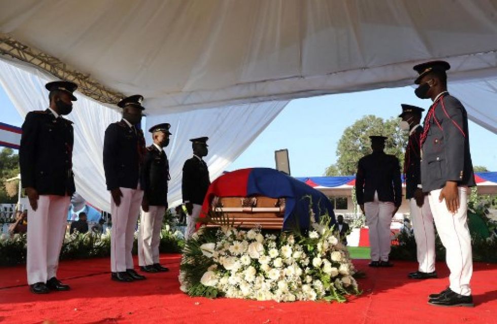Soldados de las Fuerzas Armadas de Haití custodian el ataúd del asesinado presidente Jovenel Moïse en su funeral, este viernes.