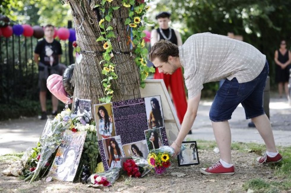 Los fanáticos se reúnen en un santuario temporal cerca de la antigua casa de la cantante británica Amy Winehouse en el norte de Londres.