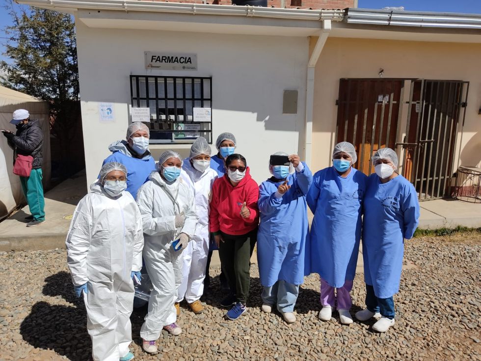 La alcaldesa de El Alto, Eva Copa, con el personal sanitario, en los preparativos para la vacunación de este domingo.