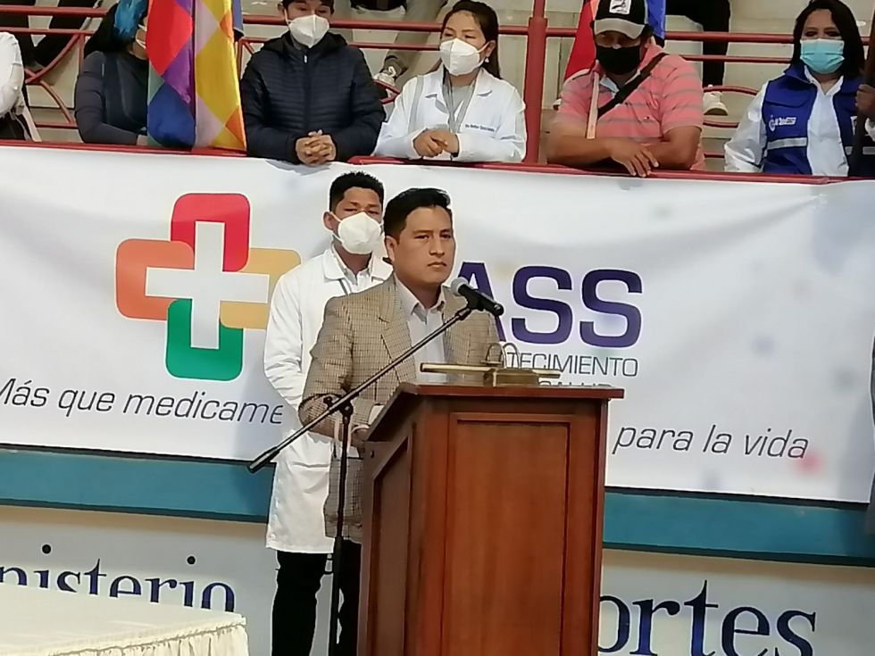 El ministro de Salud, Jeyson Auza, durante su discurso en el Polideportivo de Garcilazo.
