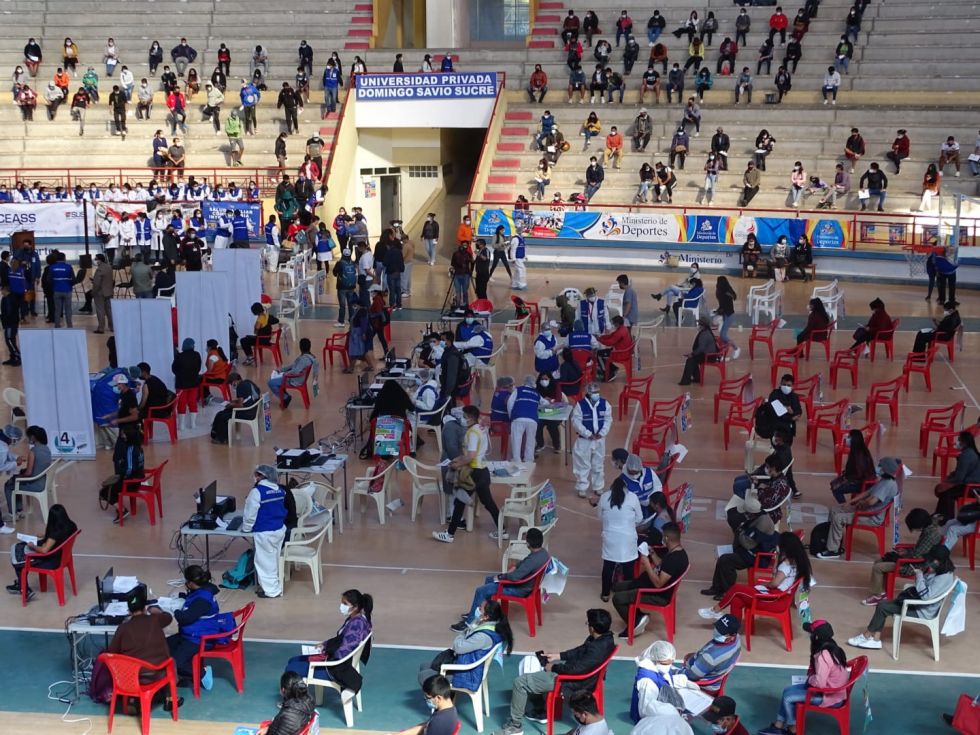 Decenas de personas asisten este sábado a vacunarse contra el covi-19 en el Polideportivo de Garcilazo.
