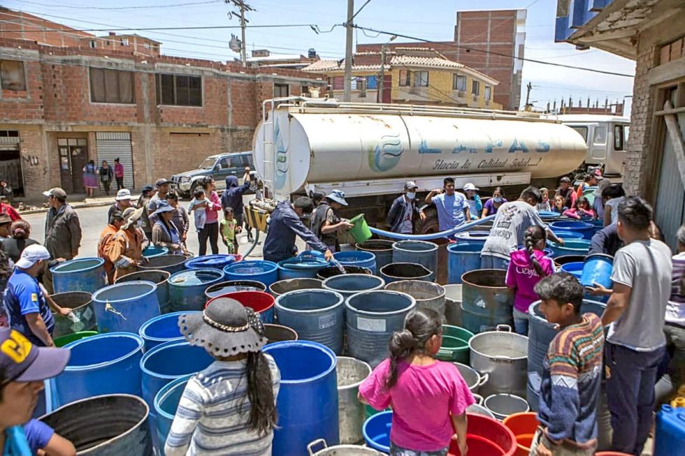 Elapas envía agua en cisterna a zonas que están dentro y fuera del área de conseción.