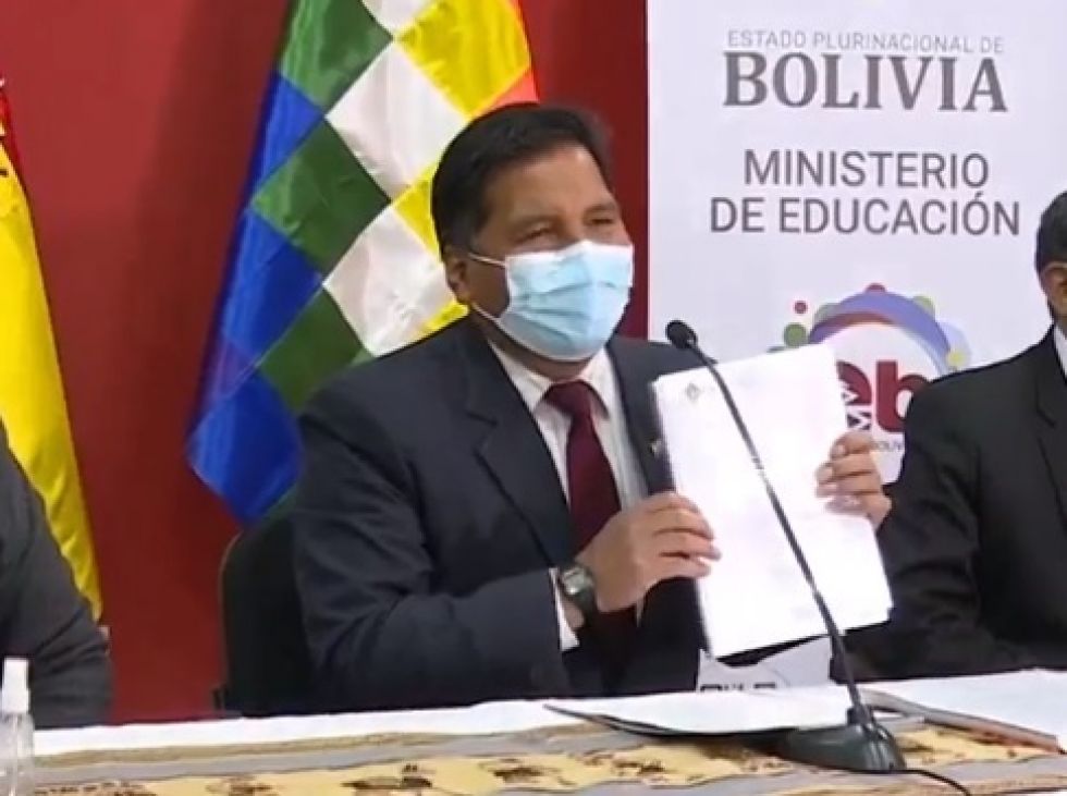 El ministro de Educación, Adrian Quelca, en una conferencia de prensa, este lunes.
