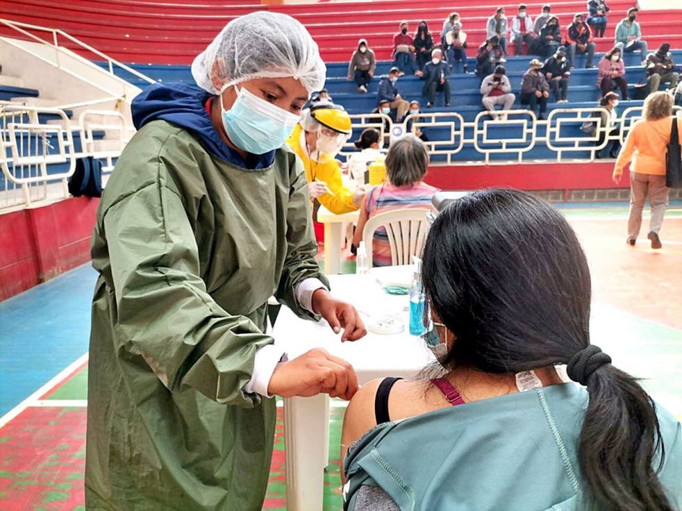 Inmunización contra el coronavirus en el Coliseo Universitario de la zona central.