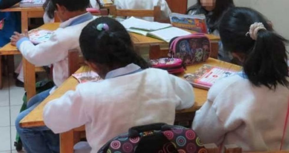 Seis unidades educativas de Sucre deben ingresar a clases semipresenciales, según el Director Distrital de Educación.