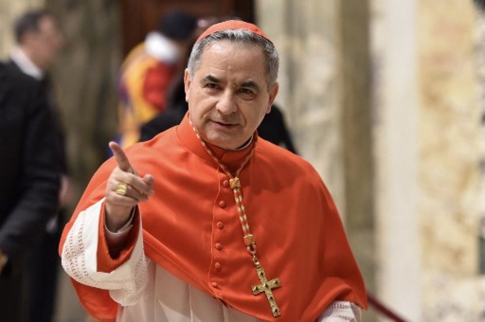 Angelo Becciu, el cardenal implicado en una escandalosa red de corrupción y extorsión en el Estado Vaticano.