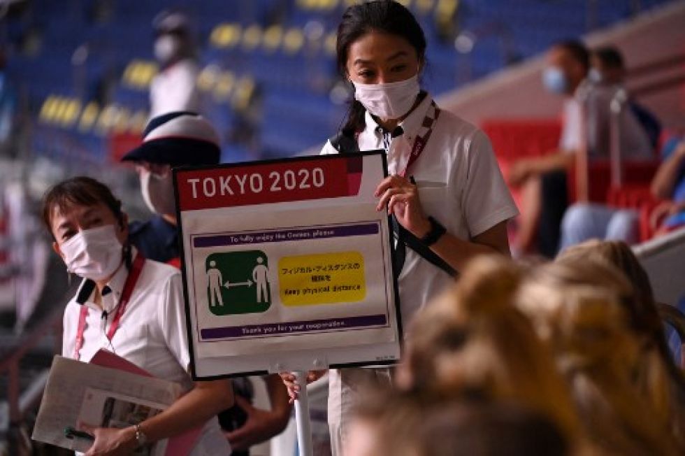 Japonenas piden asumir el distanciamiento físico en uno de los recintos deportivos en Tokio.