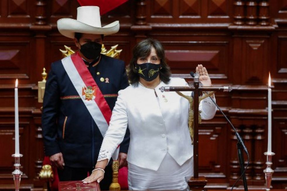 Pedro Castillo y la vicepresidenta, Dina Boluarte, durante el acto de juramento efectuado en el Congreso peruano.