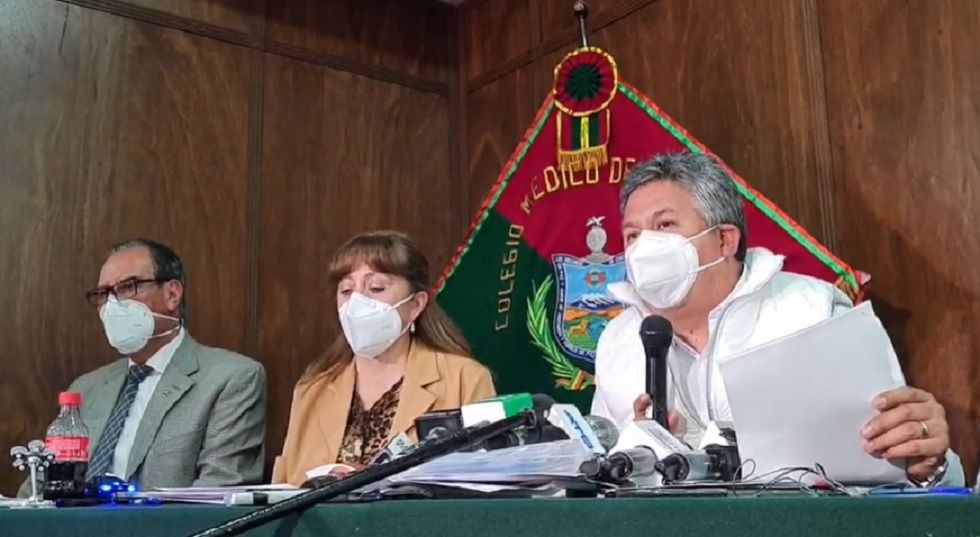 Las autoridades del Colegio Médico de Bolivia brindaron una conferencia de prensa.