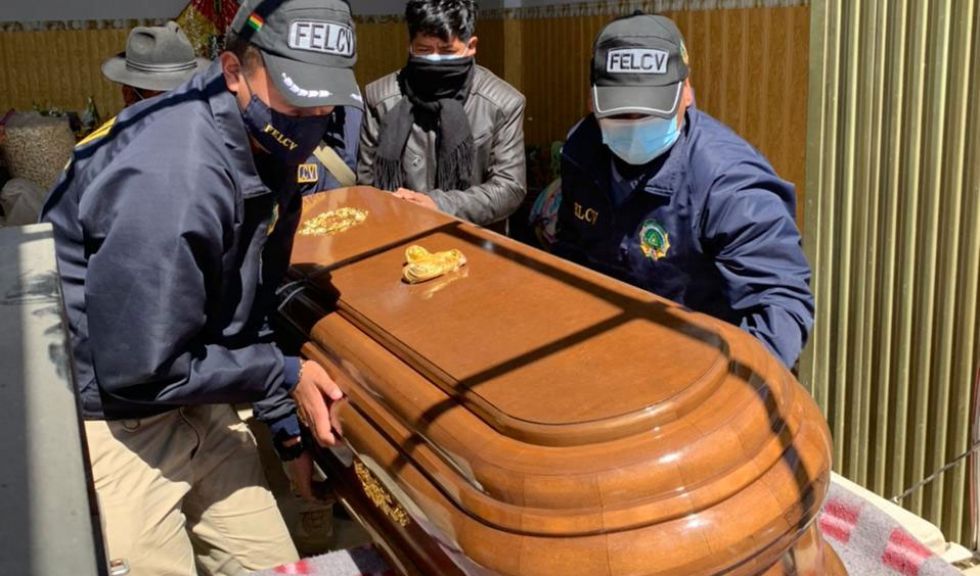 Efectivos policiales se llevaron el cuerpo de la víctima que estaba siendo velado.
